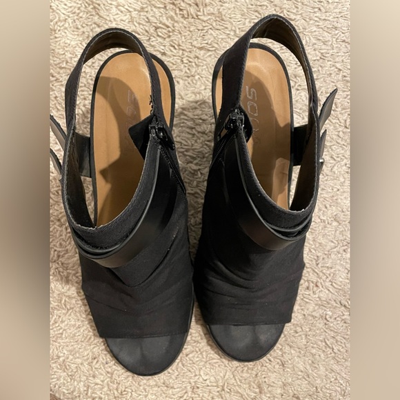 Gently used chunky black heels - Picture 4 of 6